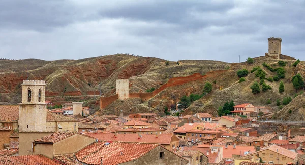 Toits tour, église et tuiles dans le village antique de Daroca — Photo