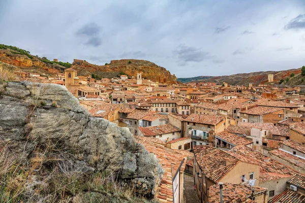 Toits tuiles dans le village antique de Daroca — Photo