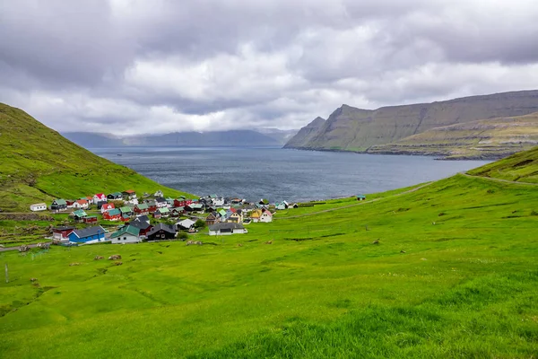 Aldeia nórdica típica com casas coloridas perto do fiorde, vista traseira — Fotografia de Stock