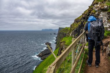 Tanınmayan turist Faroe Adaları 'ndaki uçurumlarda tehlikeli bir yürüyüş yaptı.