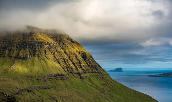 High mountain near the ocean with islets — Stock Photo, Image