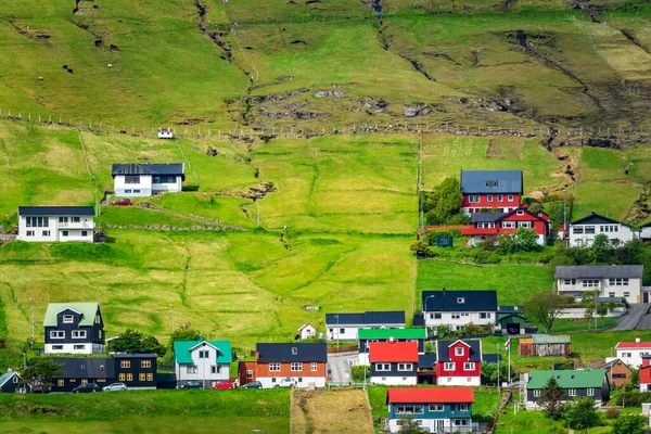 Village nordique pittoresque avec des maisons colorées près du fjord — Photo