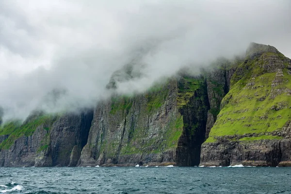 Spectaculaire vestmanna kliffen bij de oceaan — Stockfoto