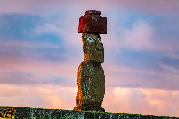 Geïsoleerde moai met achterlicht bij schemering — Stockfoto