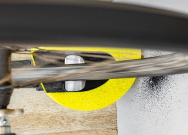 Lastik lastikli bisiklet ve tekerlek. Duvarda, üst tarafta.