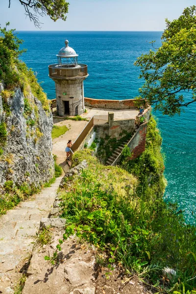 Farol El Caballo com turistas em Cantabria, Espanha — Fotografia de Stock