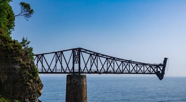 Old rusty abandoned iron loading bay in the ocean — Stock Photo, Image