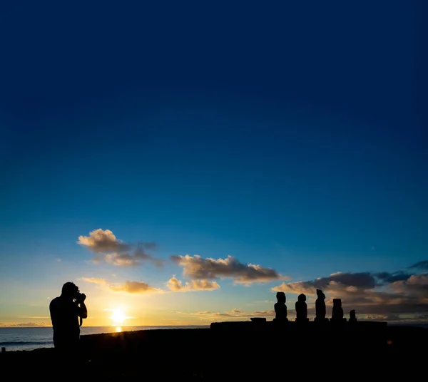 Oigenkännlig fotograf tar bilder av moai plattform — Stockfoto