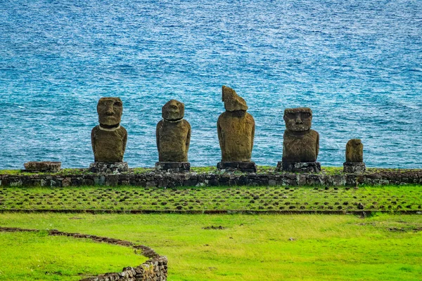 Plataforma Moai com várias estátuas em conservação diferente — Fotografia de Stock