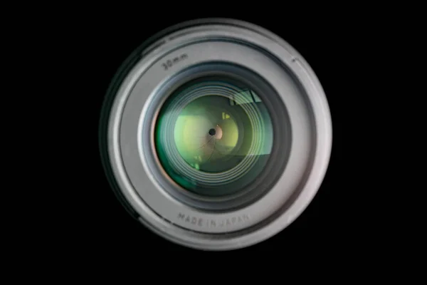 Vista frontal do diafragma da lente de 30mm no fundo preto — Fotografia de Stock