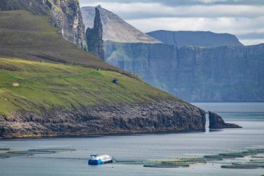 Sandavagur 'da balık çiftlikleri ve gemiyle uzun bir çekim, Büyücü Parmağı.