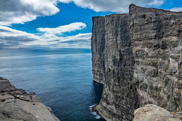 Sorvagsvatn sjö klippor över havet med turister, Färöarna — Stockfoto