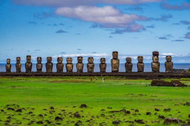 Çok az turistle Ahu tongariki moai platformu