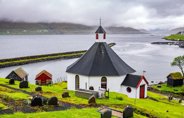 Ronde kerk en kerkhof op de Faeröer — Stockfoto