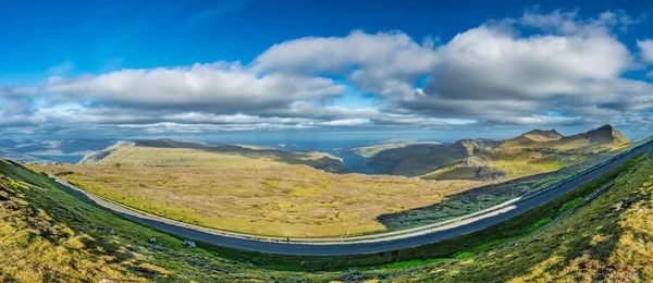 Immense panorama de la route de montagne dans les îles Féroé — Photo