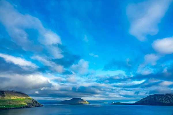 Spectaculair uitzicht op de Faeröer onder wolkenlandschap — Stockfoto