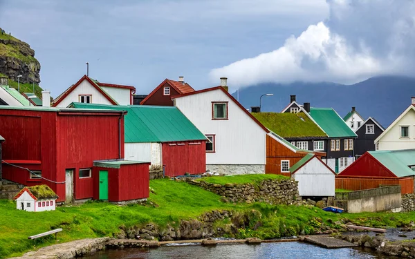 Gjogv by nära havet på Färöarna — Stockfoto