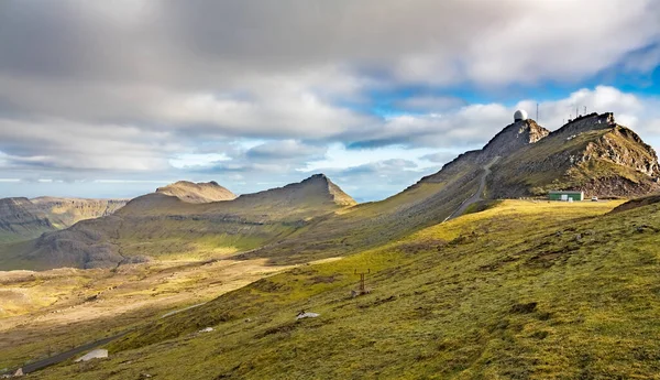 Faroe Adalarındaki meteorolojik radarlara giden dağ yolu — Stok fotoğraf