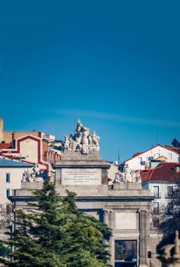 Madrid 'in tarihi Toledo kapısı mavi gökyüzünün altında