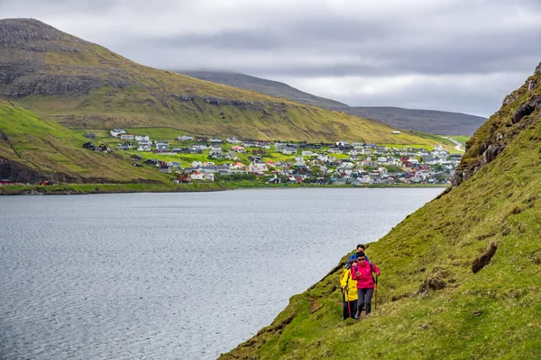 Chinese mensen groep wandelen op de Faeröer eilanden — Stockfoto
