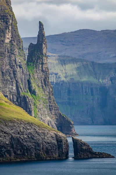 Trollkonufingur, Perfil del dedo de la bruja en Islas Feroe — Foto de Stock