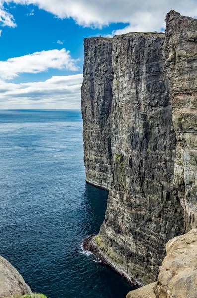 Sorvagsvatn falésias lago sobre o oceano com pequenos turistas — Fotografia de Stock