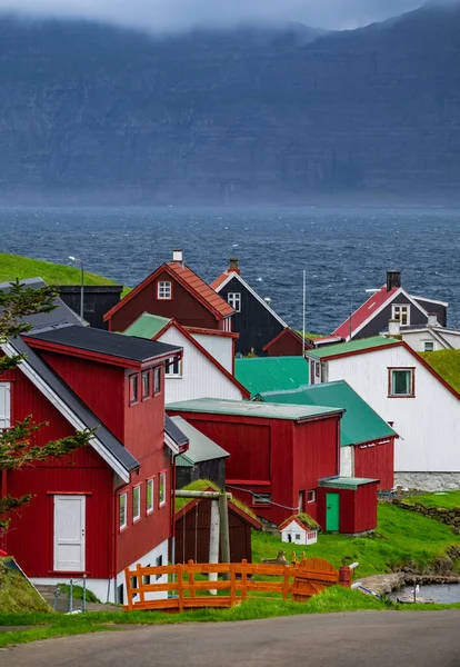 Faroe Adaları 'ndaki Gjogv köyü ve adaları — Stok fotoğraf