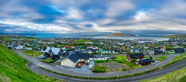 Torshavn ultra breed panoramisch uitzicht op de Faeröer Eilanden — Stockfoto