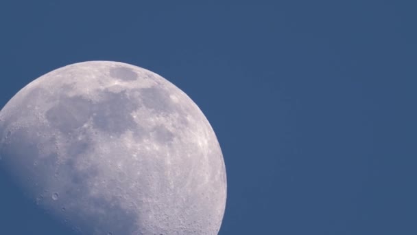 Lua atravessa o céu azul — Vídeo de Stock