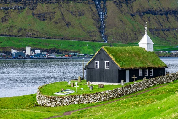 Igreja típica de países nórdicos com grama no telhado — Fotografia de Stock