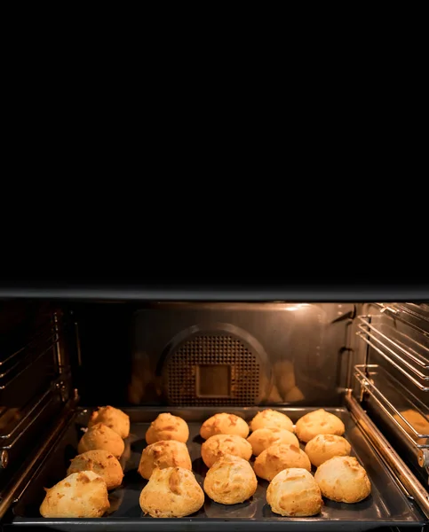 在家里的烤箱里用文字空间准备许多奶酪面包 — 图库照片
