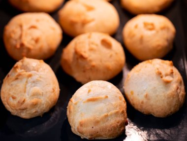 Fırın tepsisindeki peynirli ekmek topları.