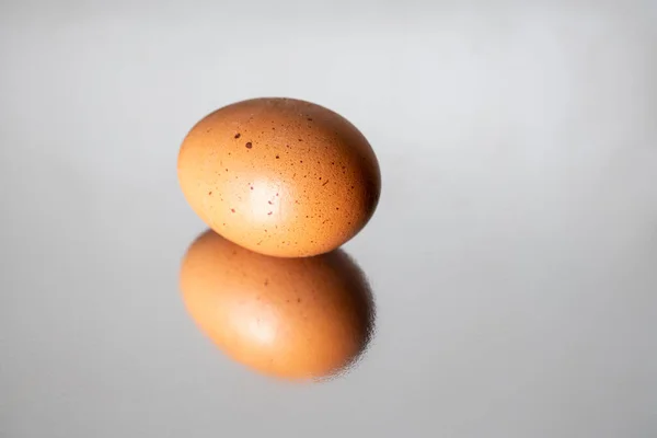 Sert gölgeli yumurta yansıtılır ve izole edilir — Stok fotoğraf