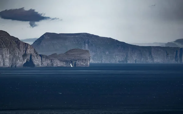 Steep coastline of Faroe Islands with waterfall — Stock Photo, Image