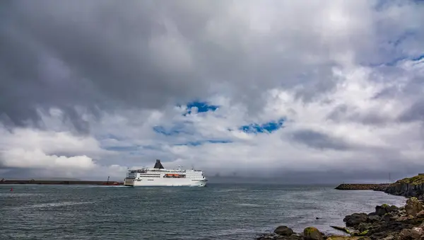 Enorme nave da crociera che lascia il porto sotto le nuvole — Foto Stock