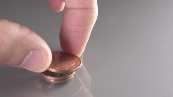 Stapling av nedslitna euromynt i olika storlekar — Stockvideo