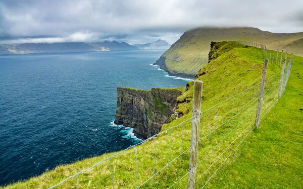 Falésias íngremes na costa das Ilhas Faroé, vista superior — Fotografia de Stock