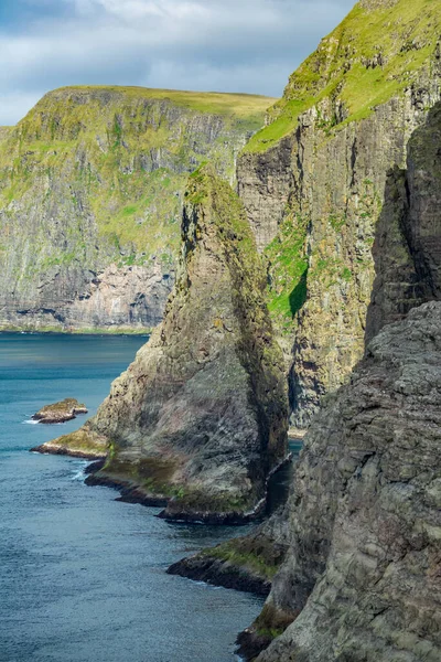 Ogromny głaz oderwany od klifów na wybrzeżu — Zdjęcie stockowe