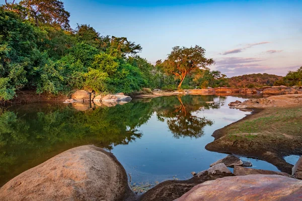 Atardecer cerca del río con grandes rocas en África — Foto de Stock
