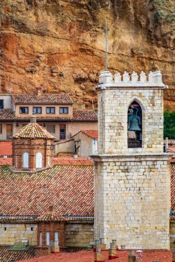 Daroca antik şehrinin çatıları ve kulesi.