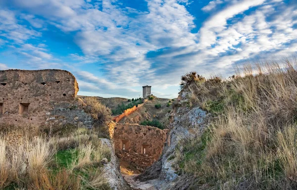 Starověká přestavěná věž se zbořenými zdmi kolem — Stock fotografie