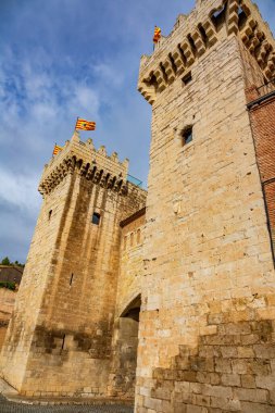 Daroca şehrinin girişindeki yüksek kule.