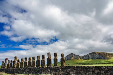 Ahu Tongariki moai platformu taş ocağına bakıyor.