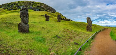 Rano Raraku taş ocağında pist ve moais var.