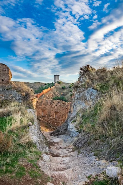 Antieke herbouwde toren met verwoeste muren rondom — Stockfoto