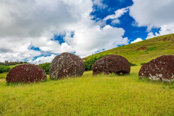 Moai pukaos på marken under molnig himmel — Stockfoto