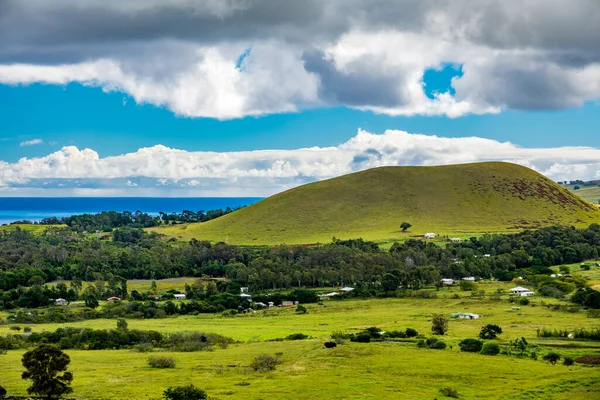 Kleine vulkaankrater op Rapa Nui eiland — Stockfoto