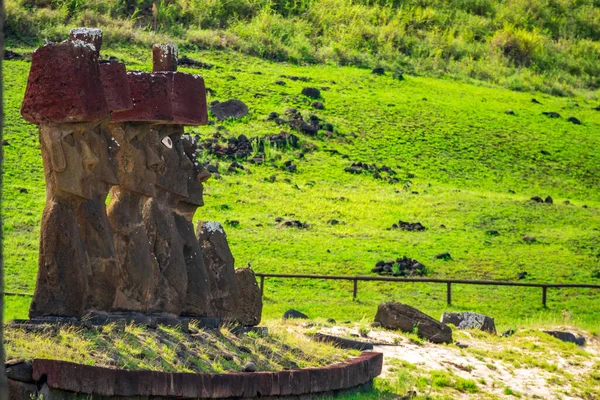 Plataforma Ahu Nau Nau moai mirando a la distancia —  Fotos de Stock