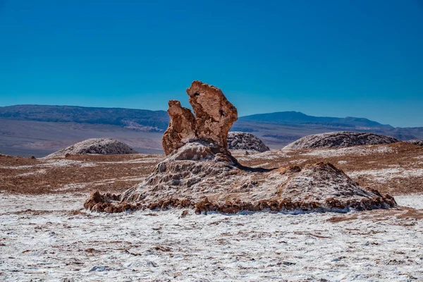Figura soli na pustyni Atacama z jasnym błękitnym niebem — Zdjęcie stockowe