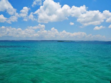Bulutlar, mavi gökyüzü, deniz, turkuaz su, mavi su, toprak ufukta beyaz bulutlar gökyüzü